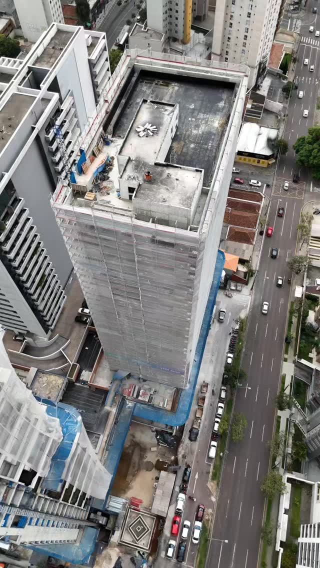 Hoje a JOG completa 13 anos de história.
Uma trajetória construída com muito trabalho, confiança e evolução.
Desde o início, nossa missão sempre foi entregar soluções seguras e eficientes em andaimes, e isso só é possível porque cada projeto é feito por pessoas que acreditam no que fazem.
Ao longo desses 13 anos, crescemos, inovamos e enfrentamos desafios que nos tornaram ainda mais fortes.
Foram anos de aprendizado constante, de parcerias que se transformaram em amizades e de obras que se tornaram parte da nossa história.
Hoje celebramos mais que um aniversário, celebramos o orgulho de ser JOG, de fazer parte de um time que eleva padrões e garante segurança em cada metro montado.
13 anos construindo com propósito.
13 anos de confiança, segurança e resultados.
#JOGAndaimes #13AnosJOG #EngenhariaDeAndaimes #SegurançaEmAltura #ConstruçãoCivil #Indústria #Eventos #OilAndGas #Engenharia #Projetos #TrabalhoEmAltura #MontagemDeAndaimes #Andaimes #Obras #EquipeJOG #Parceria #Confiança #Segurança #Inovação #TrabalhoEmEquipe #Layher #EngenhariaBrasileira #JOG13Anos #OrgulhoDeSerJOG