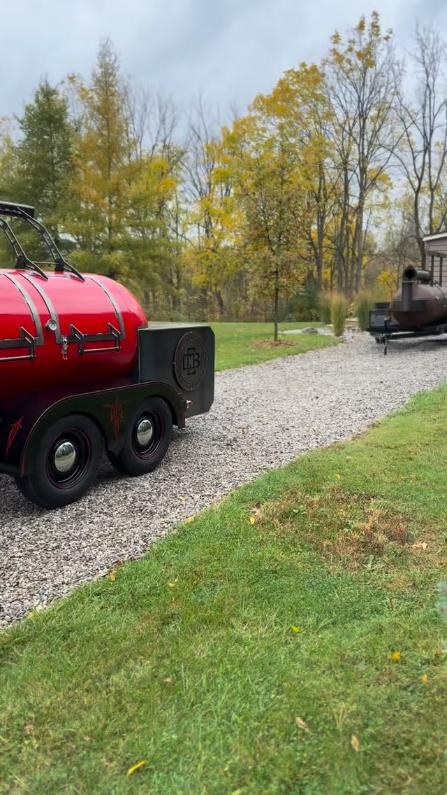 Check out this ultra rare 750 gallon offset for Ruben @crosstown_craftbbq
This is on our narrow glide trailer with the Hotrod Package. This includes house made fenders, smoothie wheels, 59 caddy tail lights and hand painted pinstripes by the one and only @dannosblackheartdesigns
Paint on the trailer and tank by @glavincoatingrefinishing