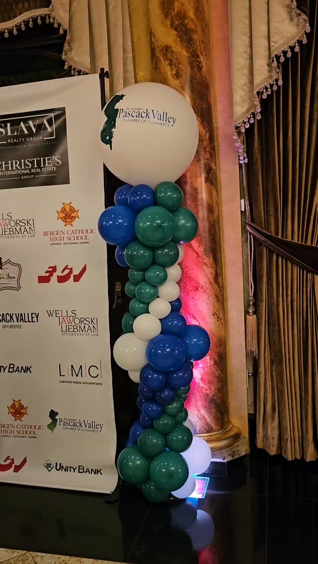 Where Achievement Meets Art: Balloon Columns that Steal the Spotlight!
#awardsnightdecor
#ballooncolumns
#balloonartistry
#balloondesign
#professionaleventdecor