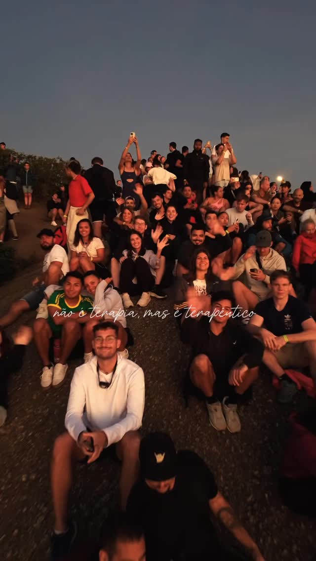Subir o Morro Dois Irmãos antes do sol nascer é uma daquelas experiências que ficam marcadas na alma. Cada passo na trilha é acompanhado pelo som da natureza despertando e pela energia única do Rio de Janeiro lá embaixo — ainda adormecido, esperando o primeiro raio de luz.
Quando o sol finalmente aparece atrás das montanhas e ilumina o mar de Ipanema, você entende: não é sobre a caminhada, o cansaço ou a foto perfeita. É sobre sentir o momento, respirar fundo e se conectar com algo maior.
✨ “Não é terapia, mas é terapêutico.”
Porque cada amanhecer no Dois Irmãos é um convite para recomeçar — leve, em paz e em contato com a natureza.
#trilhas #morrodoisirmaos #riodejaneiro #terapia #rj #cariocando #nascerdosol