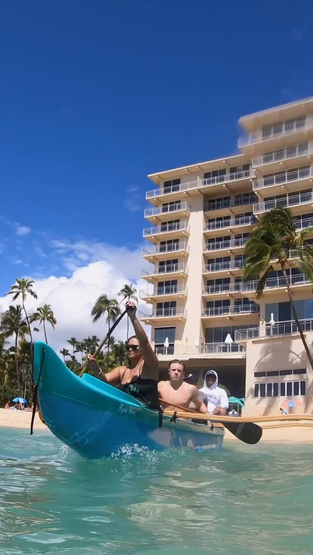 The ocean is calling! #kapuawaaexperiences #waikiki #diamondhead #alohafriday