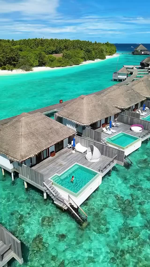 🏝️💙 Maldivas — o paraíso existe! ✨
Areia branca, mar azul-turquesa e bangalôs sobre a água… cada pôr do sol parece uma pintura. 🌅🌊
Um destino que redefine o significado de relaxar, amar e viver momentos inesquecíveis. 🌺🍹
💬 Curta se as Maldivas estão na sua lista dos sonhos,
🌴 Comente “Quero ir para as Maldivas!” se esse é o seu paraíso ideal,
🔗 e clique no link da bio para orçar seu roteiro gratuito — com descontos exclusivos em hospedagens e experiências únicas! ✈️✨
#Maldivas #ViagemDosSonhos #ParaísoTropical #TurismoDeLuxo #RoteiroDeViagem #TravelGoals #sorteiodeviagem