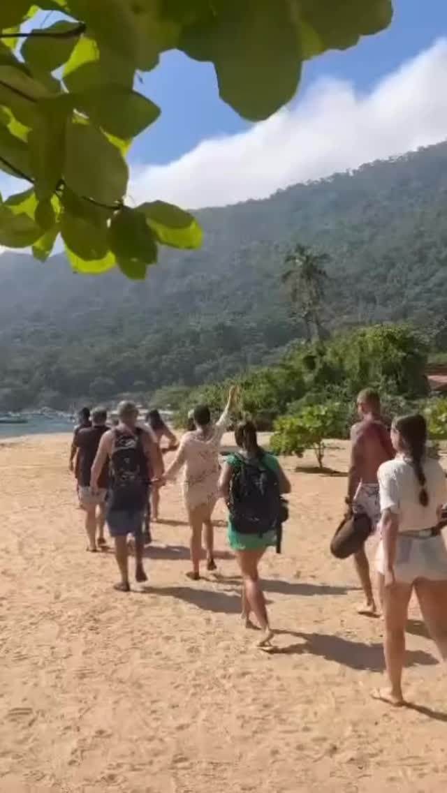 Descubra o paraíso em cada curva do mar cristalino! Os passeios de barco em Ilha Grande com a Rodrigo Índio Tours são uma experiência inesquecível para quem quer viver o melhor do litoral do Rio de Janeiro — natureza exuberante, águas transparentes e praias que parecem saídas de um sonho.
🏝️ Roteiros personalizados e experiências únicas
Nossos passeios são realizados em embarcações confortáveis e seguras, conduzidas por marinheiros experientes e apaixonados pela região. Oferecemos desde roteiros clássicos até experiências exclusivas, ideais para casais, famílias, grupos de amigos ou viajantes solo.
Entre os roteiros mais procurados estão:
• Ilhas Paradisíacas – Visita às praias e ilhotas mais famosas da baía, como Lagoa Azul, Praia do Amor e Freguesia de Santana.
• Volta à Ilha (Full Day) – Um tour completo que revela o melhor de Ilha Grande, incluindo Aventureiro, Parnaioca e Caxadaço, paradas que impressionam até os viajantes mais experientes.
• Super Sul e Leste Selvagem – Roteiro para quem busca praias mais isoladas e contato direto com a natureza, explorando cantinhos escondidos que poucos conhecem.
• Passeios Privativos e Românticos – Perfeitos para celebrar momentos especiais com exclusividade, brindando o pôr do sol em alto mar.
🐠 Mergulhos e natureza viva
Durante as paradas, é possível nadar, fazer snorkel e observar peixes coloridos, tartarugas marinhas e corais.
🍹 Conforto e boa energia
Os barcos contam com música ambiente, gelo e espaço para você levar suas bebidas e lanches. Em passeios privativos, podemos incluir cooler, frutas e petiscos — tudo para tornar o dia ainda mais especial.
📍 Saídas diárias
Os passeios partem de Abraão (ponto principal de Ilha Grande) e também podem ser organizados com transporte a partir do Rio de Janeiro, Angra dos Reis ou Paraty.
✨ Por que escolher a Rodrigo Índio Tours?
Porque aqui o foco é viver a experiência completa, com atenção, segurança e o toque local de quem conhece cada canto da ilha e do mar. Cada passeio é guiado com carinho e o desejo de proporcionar momentos únicos.
#ilhagrande #angradosreis #passeiodebarco #riodejaneiro #praiasparadisiacas #destinosimperdiveis