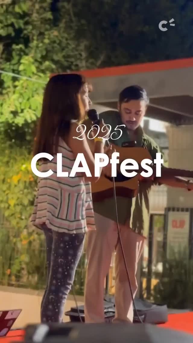 Este año volvimos a celebrar el Clap Fest en Riberas.
Una tarde de crear, compartir y disfrutar experiencias de arte y cultura en nuestra comunidad.
Cerca de 300 personas participaron en talleres, clases abiertas, presentaciones artísticas y juegos, convirtiendo a la plaza en un punto de encuentro vivo.
Estas experiencias nos recuerdan lo importante que es contar con espacios seguros, creativos y comunitarios donde las y los jóvenes puedan expresarse, convivir, vivir cosas nuevas y sentirse parte.
Gracias a los artistas y personas que dijeron presente: @jorgemen2a, @tiatroclown, @samuelaguza, @__kat.mov, @nona.danza, @danielaornelasj, @pizzatruck.cuu, @mamy.snacks.
Gracias al equipo de Clap por el esfuerzo extra para que todo salga increíble, una vez más.
Gracias al Programa de Desarrollo de Arte y Cultura Banamex por apoyar y creer en esta iniciativa.
#BanamexCS #Banamex #Clapearte #clapfest