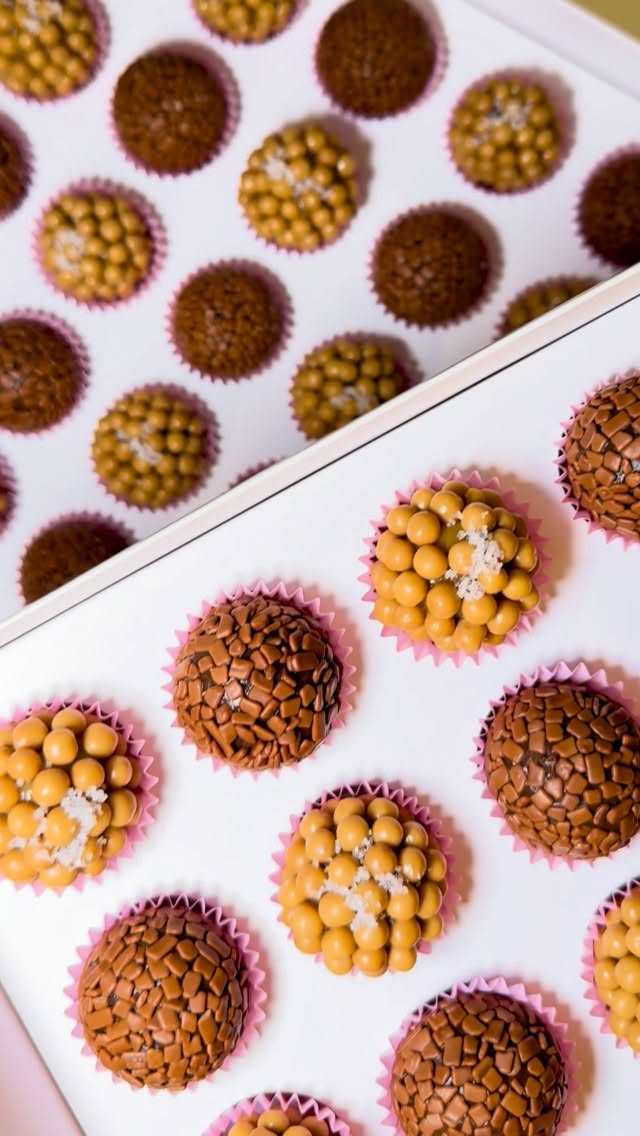 When you bake for someone… it has to come from a place of love. That’s what makes it feel special. ✨💕
This Event Pack was crafted just like that, with intention, care, and 50 handcrafted bite-size brigadeiros.
Two favorite flavors, chosen by the client.
All ready to celebrate something unforgettable. 🎉
Whether it’s a birthday, baby shower, or a special gathering,
our Event Pack is made to be shared and remembered.
#eventtreats #bitebybite #gourmetbrigadeiros #celebrationdesserts #customtreats #delicacsmagic #partywithpurpose #delicacs #delicacstreats