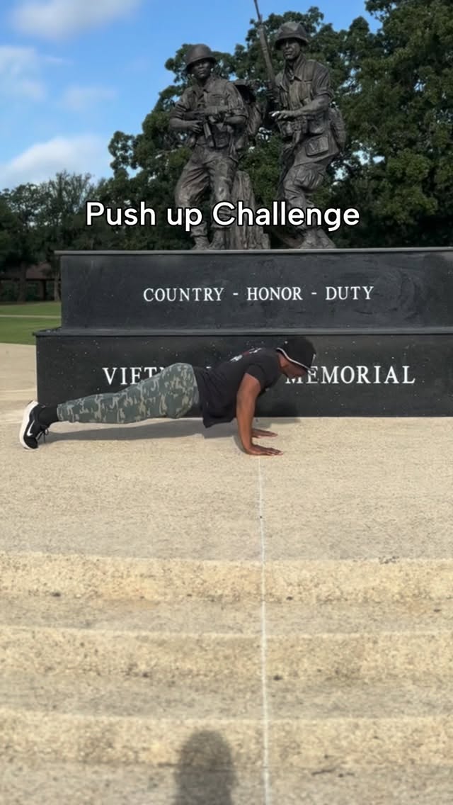 **Push up Challenge** bring me 20 at least 🤷🏽♂️@dom2timez_ :audio
 #fitness #gymmotivation #pushupchallenge #fitover50 #fitdad #olddognewtricks #pushups #reels