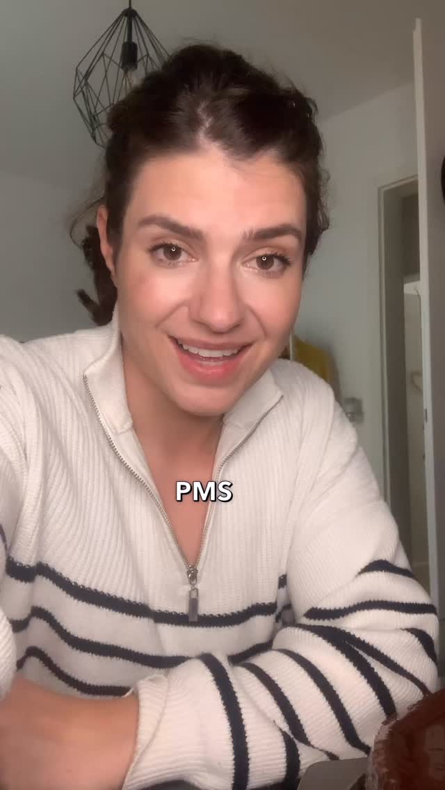 Mein Körper: „Ich will Schokolade!“
Ich: „Verstanden – aber hormonfreundlich, bitte.“ 😏
Denn wenn du kurz vor oder während der Periode Heisshunger auf Schokolade bekommst – das ist kein Zufall.
Dein Magnesium, Eisen & Serotonin sinken → dein Körper ruft nach Nährstoffen, nicht nach Schuldgefühlen. 💌
Und genau hier kommt mein PMS-Fiebertraum von schokokuchen ins Spiel:
schokoladig, fudgy, nährend – und einfach nur gut für dich. 🤎
🍠 Süsskartoffel- Schokokuchen (zyklusfreundlich & glutenfrei)
🥔 600 g gekochte Süsskartoffel
🌰 150 g gemahlene Mandeln
🍫 75 g Kakaopulver (ungesüsst)
🥄 120 g Tahini oder Mandelmus
🍯 120 g Ahornsirup oder Honig
🥥 60 g geschmolzenes Kokosöl
🧂 5 g Backpulver
🌸 5 g Vanilleextrakt
✨ 2 g Meersalz
• optional: 80 g dunkle Schokolade (85 %) und Meersalz als Topping
Suüsskartoffeln schälen und weichkochen, auskühlen lassen.
Alles verrühren, in eine Form geben (ca. 20×20 cm),
bei 180 °C Umluft ca. 25–30 Min. backen, auskühlen lassen – fertig. 🍫
Tipp: der Kuchen schmeckt am nächsten Tag am BESTEN 🤤
🌸 Warum dein Körper ihn liebt:
• Kakao & dunkle Schokolade: Magnesium & Serotonin-Boost
• Tahini & Mandeln: gesunde Fette → Hormonbalance
• Süsskartoffel: komplexe Carbs → stabile Energie
• Kein Zuckercrash, kein Reuegefühl – nur PMS-Magic.
💌 Speichere das Rezept für deine nächste PMS-Woche –
und iss Schokolade mit Absicht, nicht aus Frust. 🤎✨
#pmsfood #periodpower #hormonbalance #zyklusgesundheit #frauenpower #schokoliebe #healthypleasure #comfortfood #intuitivessen #hormonfreundlich #realfood#nodumping#magenbypassernährung