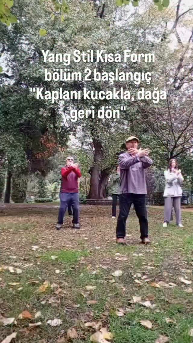 İşte bizim dojomuz burası. Ya da her yer, hayatın her alanı...
FB parkında geçen sene Tai Chi Chuan çalışmaya başlamış grubumuz ile kısa form(Prof.Cheng Man Ching, 37) ikinci bölümü üzerine çalışıyoruz. İlginç değil mi bölümün adı?
"Kaplanı kucakla, dağa geri dön"
Sembolik anlatımlar.
Kaplan, çekindiğimiz, korktuğumuz, hesaplaşmak yerine kaçmaya çalıştığımız ne varsa, onlar. Dağ, dengenin, huzurun yeri.
Sırtını dönüp kaçmaya çalışırsan kaplan arkadan seni rahatça yakalar, alt eder. Yüzünü olana, gerçeğe çevir, donanımla karşıla, kabul et ve savuştur. Huzurlu dağına geri dön.
Tai Chi Chuan, sadece yavaş yapılan bir hareket sistemi değildir. Felsefe, tıp, psikoloji alanlarında güçlü sözü, etki alanı vardır.
#Tao #prof.chengmanching #yangstilltaichichuan #taichichuan #meditasyon
