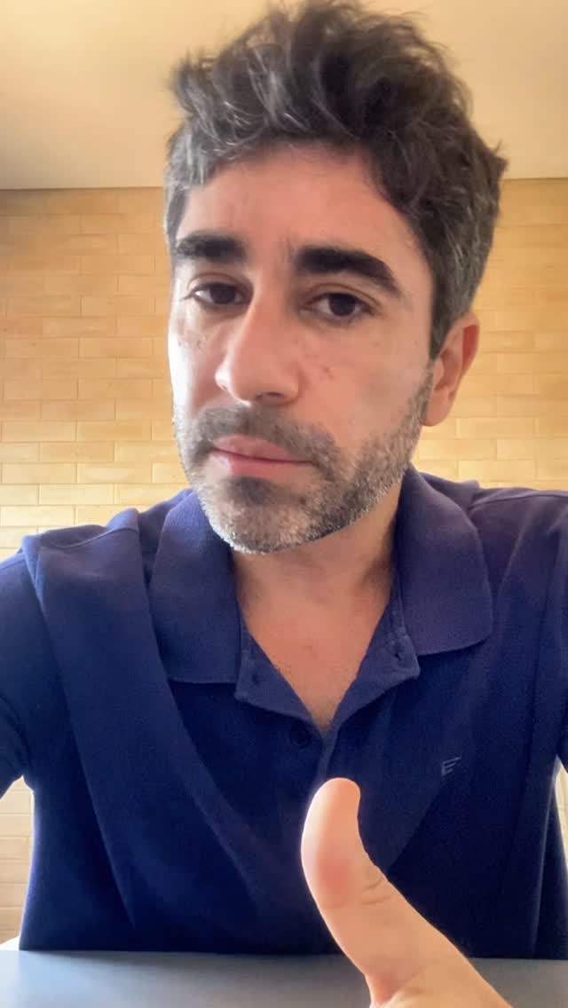 🧠💥 Energia não é sinônimo de saúde!
Muita gente acredita que o energético é uma bebida nutritiva — mas não é bem assim. ⚠️
Apesar de estar ligado ao esporte e ao alto desempenho, o consumo frequente pode trazer riscos à saúde, especialmente quando misturado com álcool. 🍸💣
👉 A cafeína pode até dar um “up” momentâneo, mas o uso excessivo pode causar aumento da pressão e até arritmias.
⚽🏎️ Cuidado com os excessos — energia de verdade vem de uma boa alimentação e descanso.
#SaúdeDoCoração #DrFernandoFrazão #EnergiaComConsciência #CuidadoComOsEnergéticos #Cardiologia #BemEstar