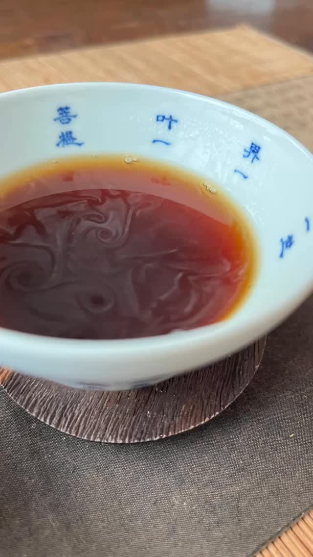 A camphor scent enhances the charm and lingering sweetness of this Liu Bao. Its rich, aged character features a distinctive spicy note. After drinking, I experience a sense of clarity throughout my body, accompanied by warmth and perspiration. What an intensely satisfying experience.
#六堡茶 #樟香 #chaqi #liubao #gongfucha