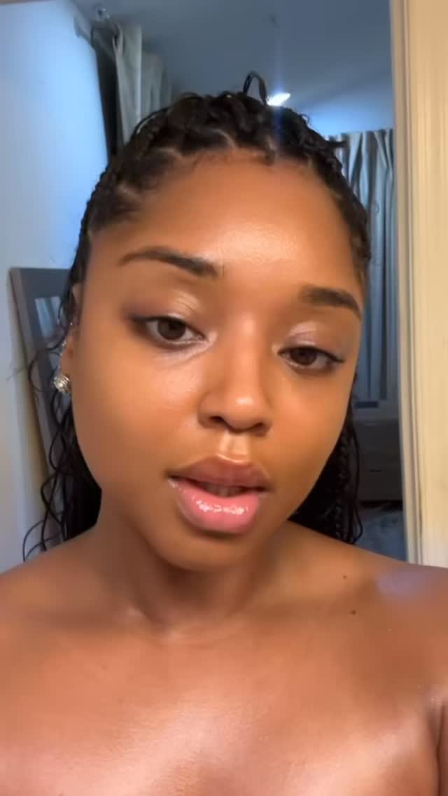 Birthday make up doesn’t have to be super dramatic as long as it makes you feel beautiful on your special day!
Lip combo: @juicybyjay brown suga lip liner and send Newds lip jelly 💋
#birthdaymakeup #lipcombo #shopsmall