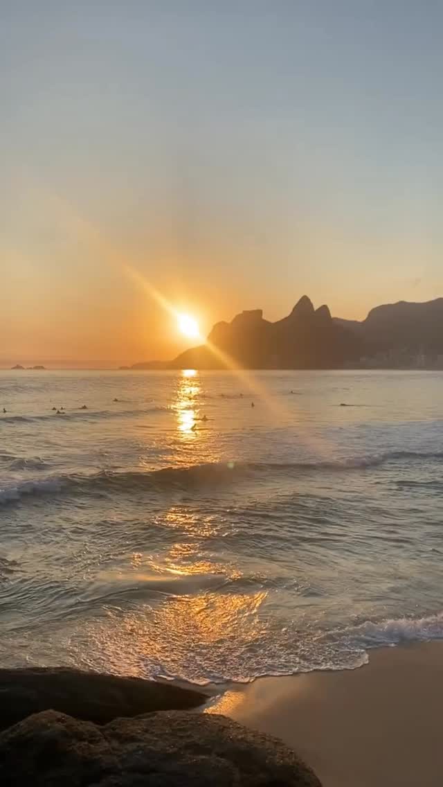 ✨🌺 Bem-vindo, Novembro! 🌴
Mais um mês começa e a energia da natureza convida a viver novas experiências!
Na Rodrigo Índio Tours, cada passeio é uma conexão com o que o Rio de Janeiro tem de mais verdadeiro — suas paisagens, sua cultura e sua alma. 🌞
🌄 Trilhas e Amanheceres — viva o nascer do sol do alto do Dois Irmãos, encare a Pedra da Gávea, descubra o Corcovado pelas trilhas e se emocione com vistas únicas da cidade.
⛵ Passeios de Barco — explore as Ilhas Cagarras, as Ilhas Tijucas ou venha viver um dia inesquecível em Ilha Grande, com mar cristalino e muita vibe boa.
🏙️ City Tours — conheça os principais pontos do Rio, a história, a cultura e as curiosidades da Cidade Maravilhosa em um tour completo.
🚙 Jeep Tours — aventura, natureza e diversão pelos cantos mais lindos da cidade, com o vento no rosto e o visual do Rio.
🌅 Experiências Especiais — pôr do sol, voo de parapente, saltos de paraquedas, trilhas secretas e momentos que marcam a alma.
💫 Aqui, cada dia é único.
Mais do que passeios, criamos experiências que despertam, inspiram e transformam.
👉 Reserve sua próxima aventura:
📍 rodrigoindiotours.com.br
#riodejaneiro #novembro #trilhas #viagem #ferias #viajar #travel #brazil #november #rodrigoindiotours