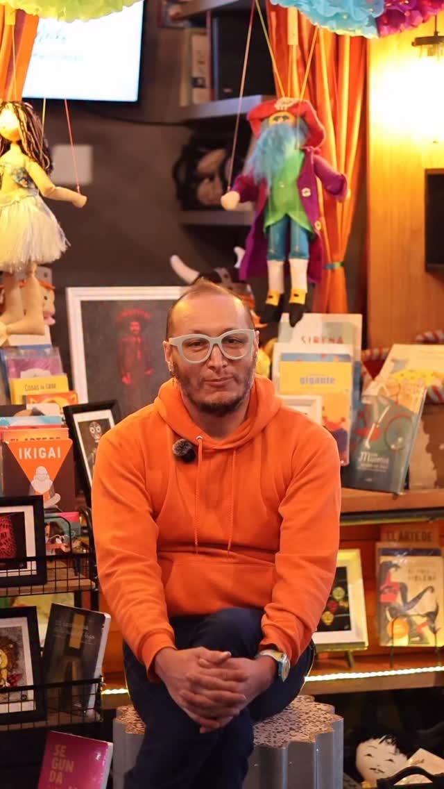 En Mercado del Carmen hay espacios que nacieron con nosotros.
Tiendas que han visto pasar los años, las risas, los primeros pasos… y los cuentos. ✨
@apapacharmex fue una de las primeras, y desde entonces ha llenado este lugar de magia, marionetas y momentos que se guardan en el corazón. 💛
Aquí los papás vuelven a ser niños, y los niños aprenden que los cuentos no solo se leen… se viven. 📖
Y mientras la jirafa se despide por hoy… nosotros sabemos que las historias, aquí, nunca terminan