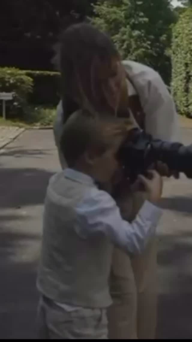 🎥✨ Spontane momentjes zijn toch het allerleukst?
Tijdens deze bruiloft mocht hij een foto maken met mijn camera — en dat leverde een geweldig grappig én lief moment op wat vastgelegd werd door de oplettende videograaf 😄 dank je wel @nicovdberg
• #love #liefde #wedding #weddingphotography #trouwen #bruiloft #bruidsfotograaf #beautifuldestinations #weddingphotographeribiza #weddinginspiration #trouwfotograaf #luxurywedding #isaidyes #daniellebosschaartphotography