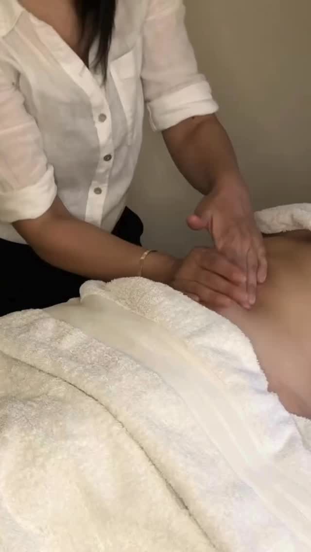 Regular lymphatic drainage helps support your body’s natural detox pathways. 💧
Many clients say they feel lighter, refreshed, and notice visible glow and reduced puffiness over time.
Watch till the end to see the natural post-treatment radiance✨
Ready to see your own post-treatment radiance? Tap “Book Now” in bio to start! 🌿
#lymphaticbodymassage #lymphaticdrainagemassage #gutreset #detox #skinwellness #holisticwellness #kokoshbeautyskinwellness