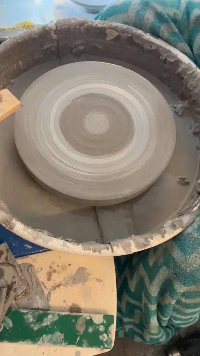 Ik had er echt zó veel zin in… deze rijstkommen draaien.
Een nieuwe vorm, iets dat buiten mijn comfortzone ligt, maar zo leuk!
Als het iets met klei te maken heeft hou ik wel van een uitdaging 😉.
Maar telkens kwam er wel iets tussen. Administratie, offertes en planningen maken,….
De juiste vorm vinden, een stempel ontwerpen, glazuur uitproberen.
Maar gisteren eindelijk de tijd gevonden: draaien, voelen, vormen.
Dat moment waarop alles klopt.
Vandaag: afdraaien
Wil jij ook graag iets op maat laten maken?
Stuur me gerust een berichtje — ik maak met veel liefde iets bijzonders voor jou! ❤️
#opmaatgemaakt #keramiek #leuven #3010 #kessello #design #handgemaakt #interieur #kessellove #handmade #interiordesign #rijstkom #maatwerk #custommade #ceramics
@dertigtien.be