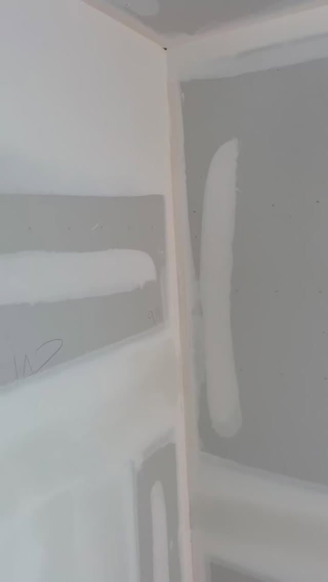 Tape and Mud days are the best, these guys always bring the best sound system and these @eswindows_ have got the acoustics in here just about perfect. An @allaquapools coming soon.
