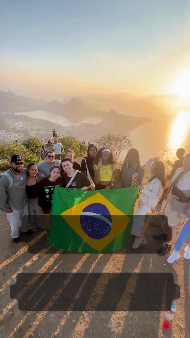🌿 Gratidão, Outubro! 🌅
Encerramos mais um mês cheio de trilhas, risadas, histórias e momentos que ficarão na memória.
Agradecemos a todos os clientes e viajantes que escolheram viver o Rio de Janeiro com a Rodrigo Índio Tours — com os pés na terra, o coração aberto e o olhar para o alto.
Cada amanhecer no Dois Irmãos, cada conquista de cume e cada mergulho de energia boa só foram possíveis por vocês!
E um agradecimento especial aos guias e parceiros que fazem tudo acontecer.
Sem vocês, nada disso seria possível.
Vocês são a alma viva das nossas experiências, levando segurança, alegria e conexão em cada passo do caminho.
Que venha novembro — com mais natureza, mais encontros e mais histórias pra contar. 🌞
Com carinho,
Equipe Rodrigo Índio Tours
#riodejaneiro #trilhas #viajar #pedradagavea #ferias #maisumdiadeindio #morrodoisirmaos #cidademaravilhosa #viagem #rodrigoindiotours #guiadeturismorj