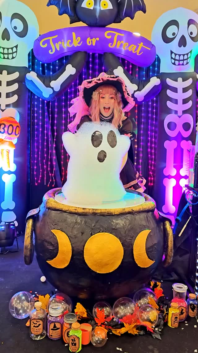 How to make a bubble ghost 👻 🫧
#BOOShow #BeckyBubble #BubbleShow #HalloweenFun #FamilyEntertainment #KidsShow #BubblePerformer #MidvalleyShoppingCentre #SchoolHolidayFun #MelbourneEvents #BubbleMagic #HalloweenBubbles #HalloweenShow