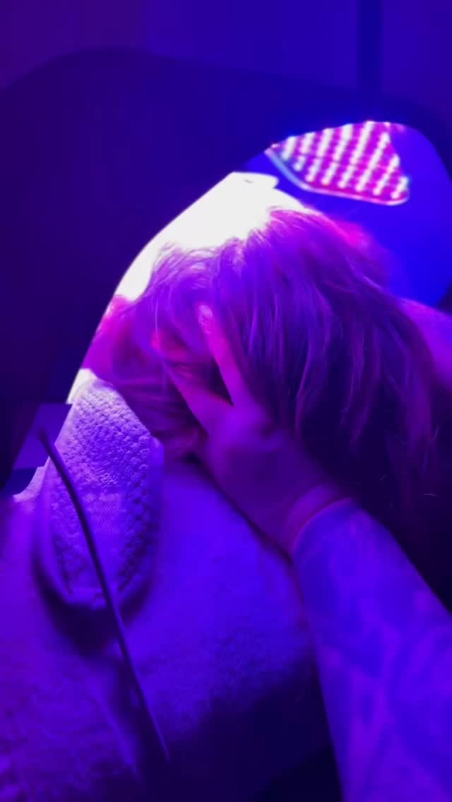 When you say “therapy appointment” but forget to mention it involves hot towels, LED light, and total silence.
#POV #MassageTherapy #SelfCarelsTherapy
#SpaHumor #EstheticianLife