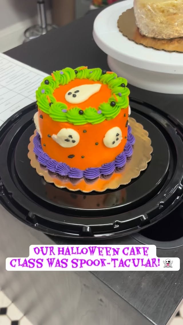 We had so much fun hosting this Halloween cake decorating field trip! 🎃🍰 Want to plan one for your group? Message us for details! #SugarRushKakes #CakeDecorating #HalloweenFun