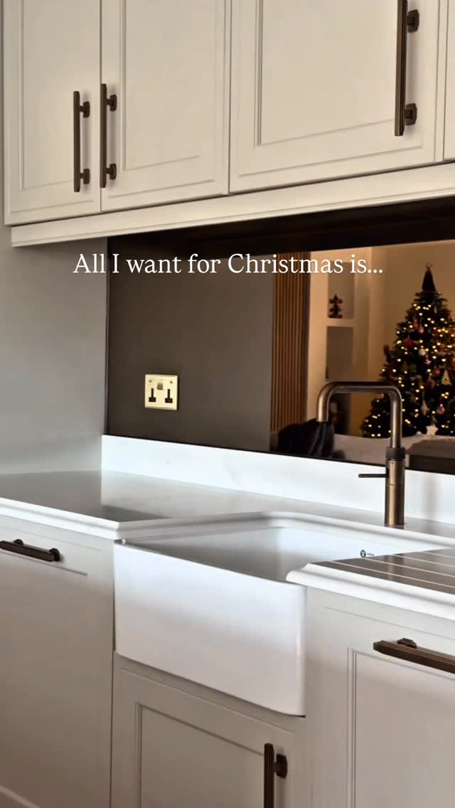 Send this to someone who needs to take a hint...🎁
Our pre-Christmas install dates are filling up FAST! We have limited availbility for November and December, so if you’d like a pre-Christmas install, contact us now to secure your worktops this festive season.
#christmas #newworktops #renovation #thestonecompany