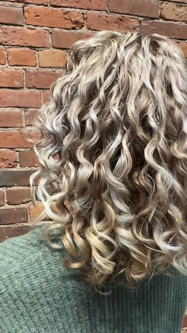 Teaching the art of curls one class at a time 💕
Because every curl deserves to be understood.
#CurlyHairEducation #CurlSpecialist #HanzoCurls