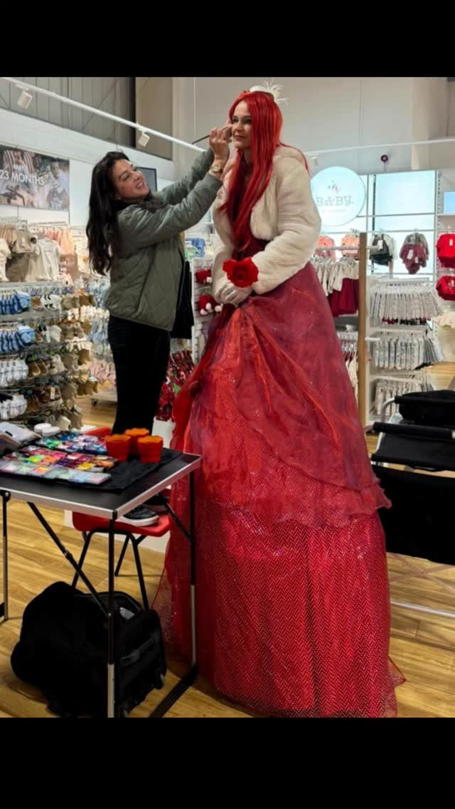 A wee change from being humphybackit😂
My first Christmas event but majority of the kids were still on Halloween mode😊.
This Sat 8th Nov Giffnock will be switching on their Xmas lights.💫🌲Head towards the Giffnock train station. Lots on for the family 12-5pm. Free face painting amongst many other activities.