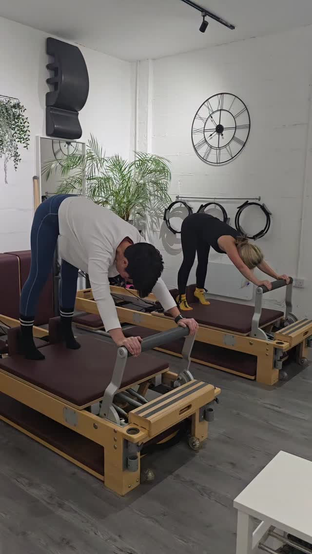 It's about the principles...
Pilates has many important movement principles
Awareness
Balance
Breath
Centre
Control
Concentration
Efficiency
Flow
Harmony
Precision
This is what makes Pilates so effective...and so tough!
Here are two of our clients learning Upstretch 2 on the Reformer from the @basipilatesuk repertoire.
They really are finding ALOT of control here and showing how strong they are!
#pilateswadebridge #pilatesisamethod #pilatesprinciples #basipilates