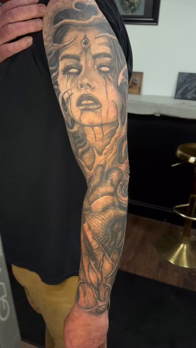 Healed and settled.
Booking March/April 2026
Visit my Website or @rstattoony website for booking inquiries!
Links in bio!