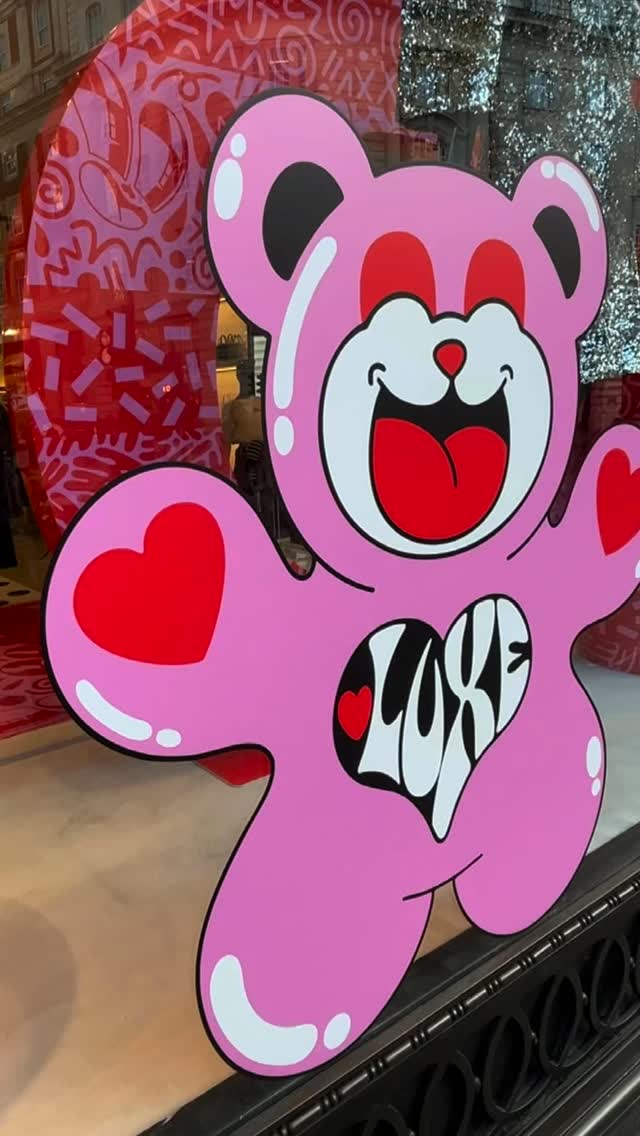 Brand new “Holiday” shop window for the ever stylish, Marc Jacobs. This install featured vinyls to decorate the window like a canvas! We also produced multiple in house fabricated pieces, can you spot them all? Being able to see the production process from start to finish makes these projects even more special. Keep an eye out for a behind the scenes post this week👀
We want to know which part is your favourite.
#stylo #marcjacobs #shopwindow #print #retaildesign #vibrant #fashion