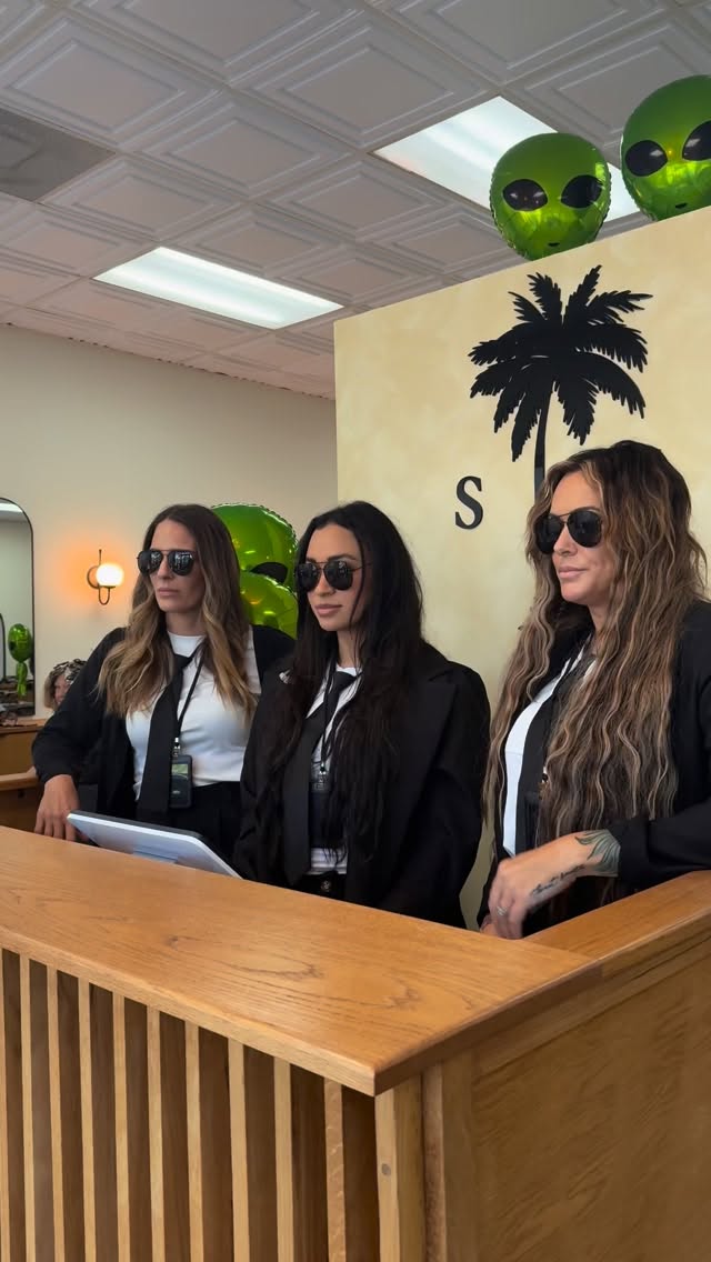 The MIB 👽
We also do really good hair 🤌🏽
#halloween2025🎃👻🕷️ #salonhalloween #mib #meninblackcostume #hairstylistcostumeidea #halloweencostume #halloweenatwork #girlscostume