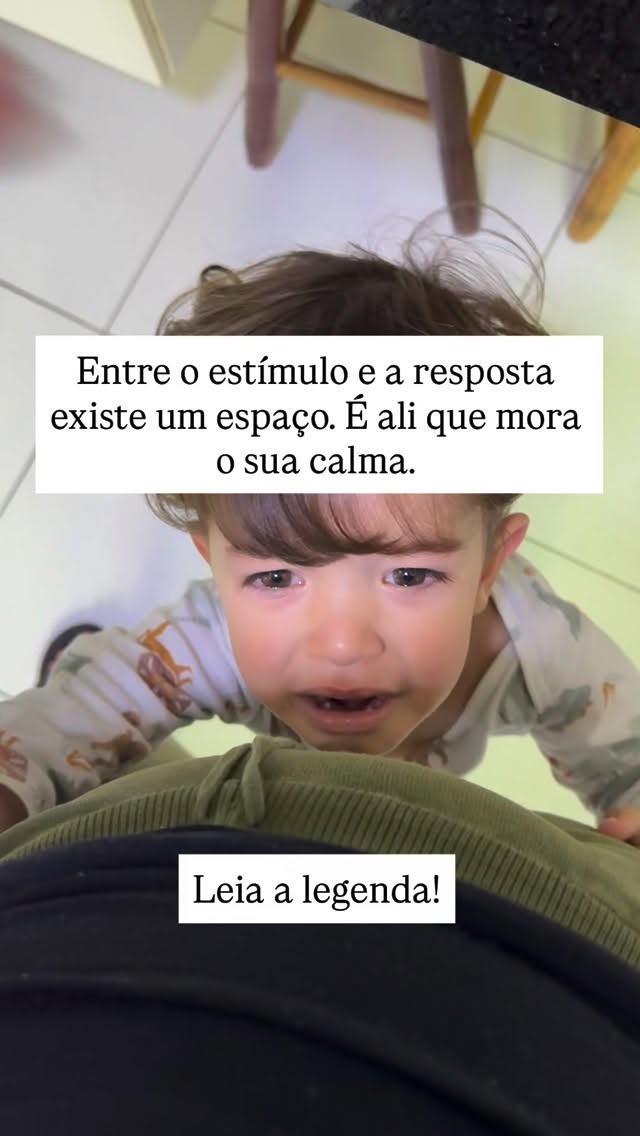 No meio do choro, da pressa, do “mãe” repetido mil vezes,
existe um pequeno espaço que quase ninguém percebe.
É ali que dá pra respirar e voltar pra si.
Antes de responder no automático,
existe um instante rápido, mas real
onde você pode escolher um jeito diferente de reagir.
✨ É aí que entra o Triângulo da Consciência:
reconhecer o que está sentindo,
observar o que está pensando
e escolher agir da forma mais adequada.
É simples, mas muda muita coisa.
Pede só um pouco de presença e prática.
Com o tempo, você percebe:
é você quem conduz a situação, não o contrário.
E a maternidade?
Continua cheia de desafios, claro…
mas fica mais leve, mais humana.
Pelo menos na maior parte do dia rsrs.
💡 No meu e-book (link na bio), eu explico mais sobre isso:
como encontrar mais calma, clareza e leveza
no meio da rotina real de mãe.
#maternidadereal #maternidadeconsciente #psicologiamaterna #autocuidado #atençãoplena #vidareal
