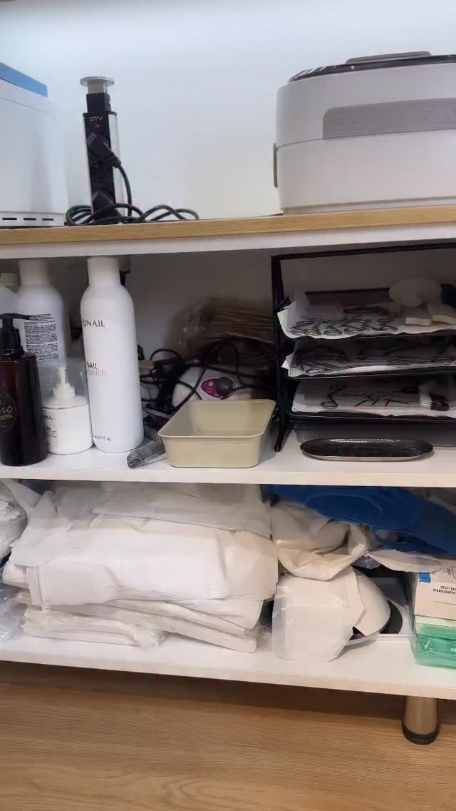 ✨ U salonu smo danas malo “zavrnule rukave” i sredile komodu sve ima svoje mesto i sve miriše na red!
Zato savet: odvojite malo vremena da organizujete svoj kutak, bilo da je to kozmetička fioka, garderober ili radni sto.
Red donosi mir, inspiraciju i još više želje za lepotom – spolja i iznutra.
Vidimo se na adresi:
Ðuke Dinić 16.