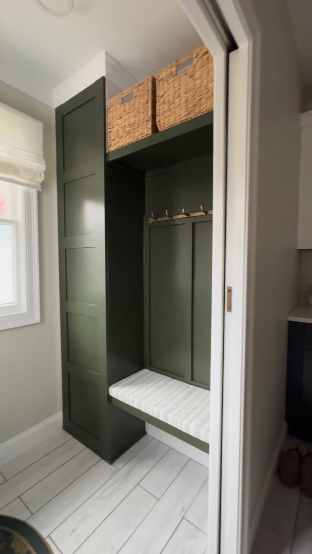 A small mudroom with big style and function!
.
#mudroomdesign #mudroommakeover #smallspacedesign #smallspacestyle #ikeahacks #ikeahackers #interiørdesign #smallspacesquad #entryway #entrywaydesign #builtins