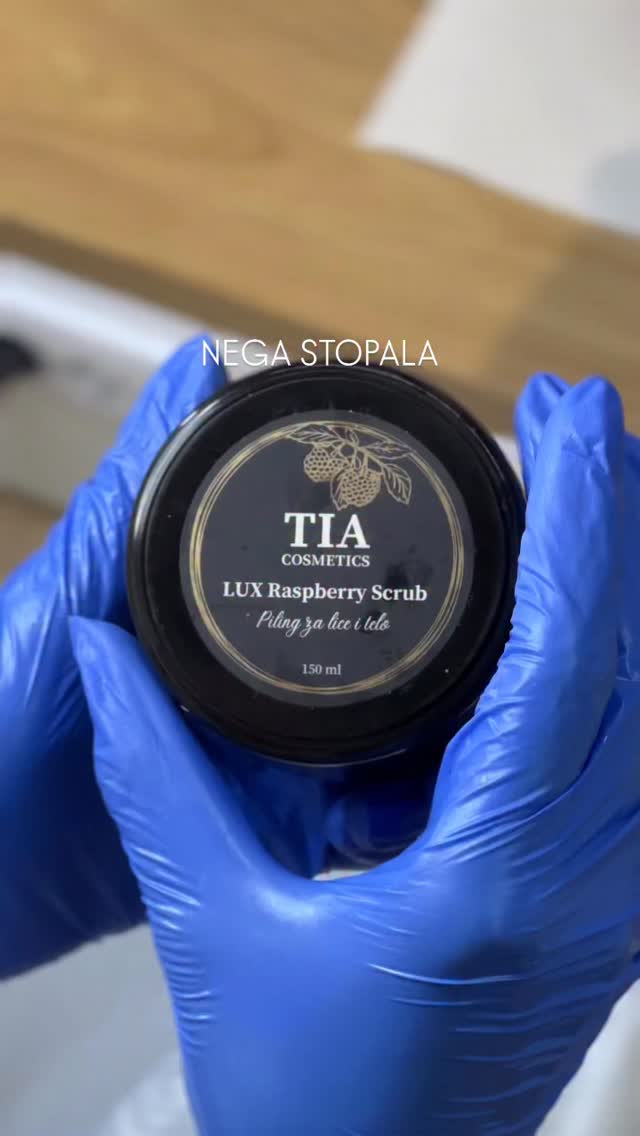 🌿 Kako održavati stopala negovanim:
1. Redovno raditi pedikir, jednom mesečno profesionalno, kod kuće održavati između tretmana.
2. Hidratacija svaki dan, krema sa urejom, prirodna kozmetika čini čuda.
3. Kupke i piling jednom nedeljno za meku, glatku kožu i bolju cirkulaciju.
4. Nositi udobnu obuću i pamučne čarape koža mora da diše.
5. Ne zaboravi na nokte , uredan oblik i negovane zanoktice su deo celokupnog utiska.