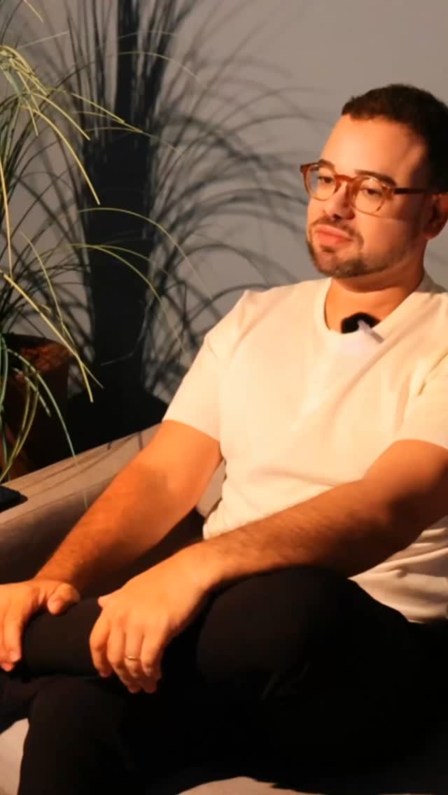 Essa história é o início de uma paixão… de um sonho que nasceu lá atrás, quando eu ainda nem imaginava o tamanho da responsabilidade que escolheria carregar. 😊
O tempo passou, a vida mudou, e eu segui — sempre com carinho, respeito e um compromisso enorme com cada pessoa que confia em mim.
Ser médico nunca foi apenas uma profissão. Foi (e continua sendo) uma jornada de dedicação diária, noites sem dormir, aprendizado constante e, principalmente, de amor pelo que faço. Cada paciente, cada história, cada transformação me lembra por que escolhi esse caminho.
Hoje, olho para trás com gratidão e para frente com a mesma paixão que começou tudo isso. Porque minha trajetória é construída por vocês — com cuidado, responsabilidade e o desejo genuíno de fazer a diferença na vida de cada um que chega até mim.