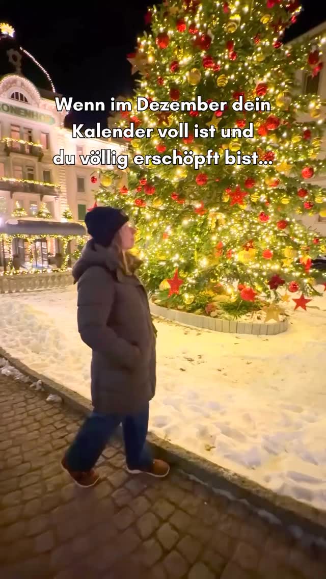 ✨ In 3 Minuten wieder bei dir ankommen ⤵️
1️⃣ Folge @mindyourchange_by_carmen,
wenn du im Dezember nicht nur funktionieren willst, sondern wieder atmen.
2️⃣ Speichere diesen Beitrag,
damit du ihn bereit hast, wenn dich der Vorweihnachtstrubel überrollt.
Ich kenne diesen Dezember-Moment nur zu gut:
Du rennst von Termin zu Termin, Weihnachtsessen, Jahresendspurt, null Pausen – und plötzlich reicht ein kleines Ereignis, und alles bricht über dir zusammen.
Bei mir war es der Moment, als mein Auto im Schnee stecken blieb.
Nicht der Schnee hat mich zum Weinen gebracht.
Nicht der verpasste Termin.
Sondern die Überforderung, die sich seit Tagen aufgestaut hatte.
Wenn dein Nervensystem voll ist, reicht ein Funke – und du merkst:
Ich kann gerade einfach nicht mehr.
Hier ist der Stop-Knopf, der mir zuverlässig hilft:
⭐️ 1. Atem regulieren – 5–5–5 Technik
5 Sekunden einatmen
5 Sekunden halten
5 Sekunden ausatmen
→ 3–5 Runden
Das bringt dein Nervensystem in Minuten aus dem Alarmmodus.
⭐️ 2. Klarheit schaffen – 1-Minute-Reset
Nimm Stift & Papier, zwei Spalten:
A: Was muss heute wirklich erledigt werden?
B: Was tut mir heute gut?
Du wirst merken: Vieles, was dich stresst, ist gar nicht dringend.
⭐️ 3. Unterstützung durch Öle
Balance – morgens auf die Fusssohlen
→ erdet, zentriert, beruhigt
Copaiba – morgens & abends innerlich
→ unterstützt dein Nervensystem
→ macht Stressreaktionen weicher und klarer spürbar
✨ Kleine Routine. Grosse Entlastung.
Genau das wünsche ich dir im Dezember: nicht mehr leisten – sondern wieder bei dir ankommen.