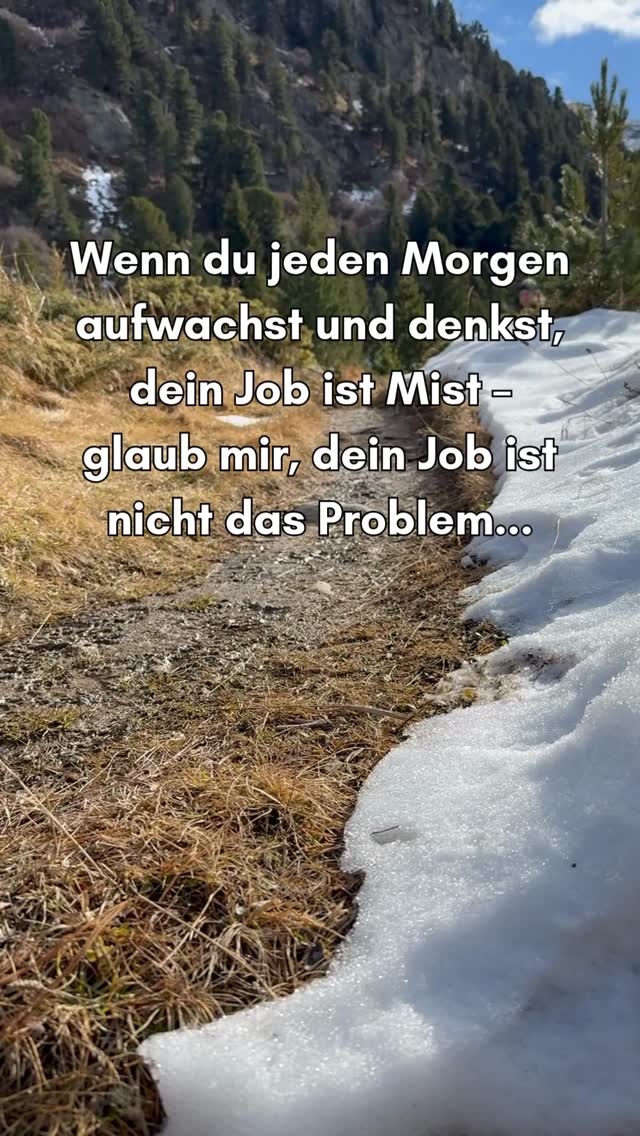 Finde heraus, was dich wirklich erfüllt ⤵️
1️⃣ Folge @mindyourchange_by_carmen
für ehrliche Impulse rund um Sinn, Selbstwirksamkeit und innere Klarheit.
2️⃣ Schreib mir deine Top 3 Werte in die Kommentare,
die für dich im Leben wirklich zählen.
⸻
Wenn du jeden Morgen aufwachst und denkst, dein Job ist einfach nur Mist –
vielleicht ist nicht dein Job das Problem.
Vielleicht hast du dich einfach von dem entfernt,
was dir wirklich wichtig ist.
Deine Werte sind dein innerer Kompass.
Wenn du sie kennst, wird plötzlich klar,
warum du dich leer, fehl am Platz oder ausgebremst fühlst.
Hier ein kurzer Weg, wie du sie findest 👇
1️⃣ Hol dir im Web eine Liste mit Werten
(z. B. Freiheit, Ehrlichkeit, Wachstum, Sinn, Unabhängigkeit, Mut, Vertrauen).
2️⃣ Erinnere dich an einen Moment, in dem du dich wirklich erfüllt gefühlt hast.
Was ist da genau passiert?
Wer war dabei?
Was hast du gemacht, gedacht, gefühlt?
3️⃣ Analysiere diesen Moment.
Welche Werte waren da lebendig?
Und welche fehlen dir heute?
Wenn du das erkennst, findest du zurück zu deinem inneren Kompass –
und beginnst, dein Leben wieder nach dir auszurichten.
Erfüllung entsteht nicht durch den perfekten Job,
sondern durch das Bewusstsein, wer du wirklich bist.
#coaching #werte #erfüllung #wachstum