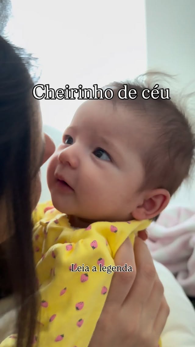 Se você está cansada, desanimada, com o corpo e o coração exaustos…
Se o peso da rotina parece demais, se as noites são longas e os dias, silenciosos…
Se você se sente distante do seu companheiro, das suas amigas, de quem você era antes…
Se há dias em que é só você e o seu bebê, e o espelho reflete uma mulher que você mal reconhece…
Se o medo te visita e sussurra dúvidas:
“Será que eu vou conseguir cuidar? Educar? Amar o suficiente?”
Respira.
Eu tenho um remédio simples, mas milagroso.
Pare por um instante. Feche os olhos.
E sinta o cheirinho do seu bebê.
Esse cheirinho de céu.
O aroma mais puro que existe na Terra.
Ele tem o poder de acalmar o coração cansado,
de transformar lágrimas em gratidão,
e de te lembrar: você está exatamente onde deveria estar.
Nada está errado com você. Você é capaz.
O amor que você sente é o que sustenta o mundo desse pequeno ser
e, aos poucos, vai curar também o seu.
Apenas sinta. Apenas respire.
O cheirinho de céu está aí, te lembrando:
você é suficiente.
Envie esse texto para uma mãe que também precisa se lembrar disso hoje.
#maternidadereal #maternidadeconsciente #autocuidado #psicologiamaterna #atençãoplena #vidareal