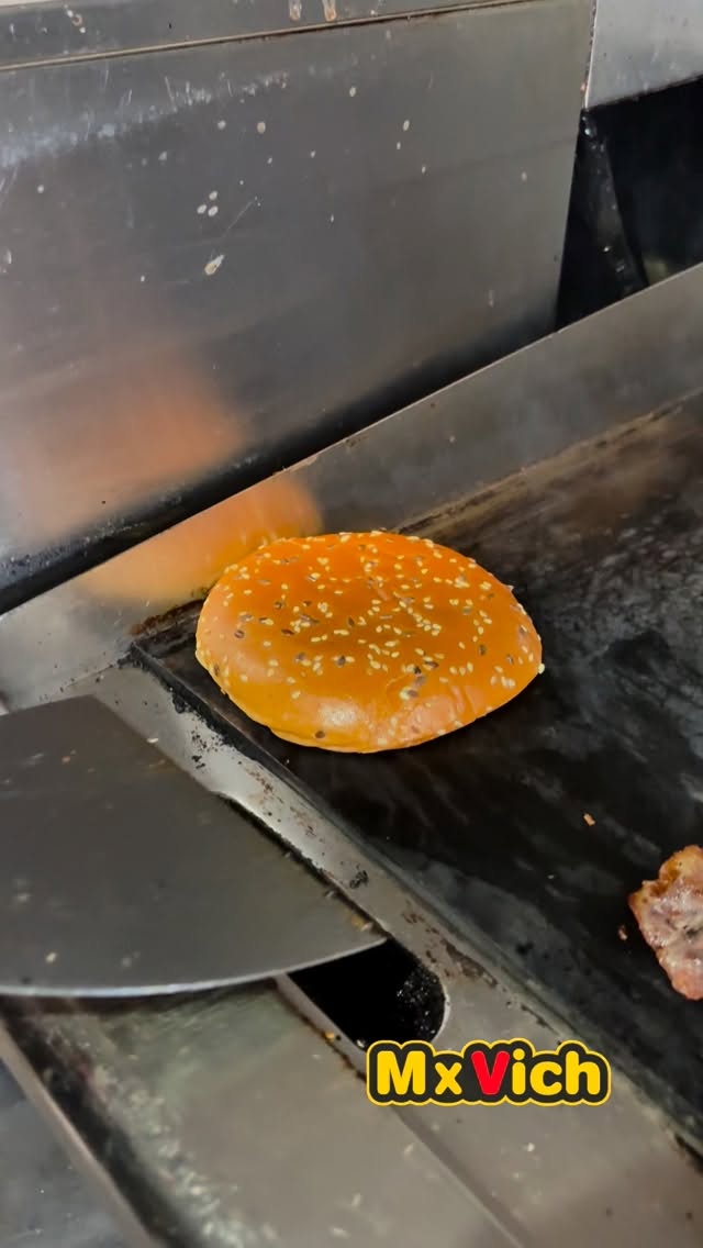 Dupla bacon, dupla smashed marha, dupla cheddar… ez a DUPLA DELUXE smashed burger. #smashedburger #burger #food #szekszárd #beef