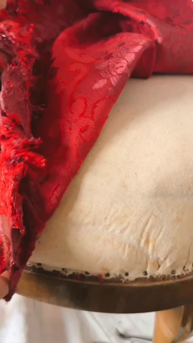 Doar eu, un fotoliu și liniștea atelierului.
Așa arată o zi de lucru cu sens. 🤍
#maisonmeynet #craftsmanship #tapiterie #retapitarefotoliu #retapitare #tapiteriecluj