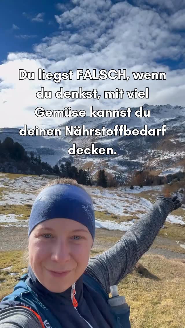 Nährstoffmythen entlarvt ⤵️
1️⃣ Folge @mindyourchange_by_carmen
für ehrliche Aufklärung über Gesundheit, Energie und Eigenverantwortung.
2️⃣ Speichere diesen Beitrag,
um das nächste Mal bewusst zu entscheiden, was du deinem Körper wirklich gibst.
Viele glauben: „Ich esse genug Obst und Gemüse – also bin ich gut versorgt.“
Aber das ist leider ein Irrtum.
👉 Laut wissenschaftlichen Analysen ist der Nährstoffgehalt in Obst und Gemüse in den letzten Jahrzehnten um bis zu 38 % gesunken – besonders bei Eisen, Zink, Magnesium, Vitamin C und B-Vitamine.
Grund dafür sind moderne Anbaumethoden, ausgelaugte Böden und lange Transportwege, die den Vitamingehalt drastisch reduzieren.
Beim Kochen und Aufwärmen gehen zusätzlich 50–60 % der wasserlöslichen Vitamine verloren. Selbst wer täglich frisch kocht, erreicht selten die optimale Versorgung.
Und dann kommt Stress ins Spiel:
Er erhöht den Bedarf an Magnesium, Zink und Selen und verringert gleichzeitig die Aufnahme über den Darm.
Das heisst: Selbst wenn du dich gesund ernährst, arbeitet dein Körper auf Reserve.
⸻
💡 Was du tun kannst:
1️⃣ Qualität vor Menge. Frisch, regional, biologische Anbauweise.
2️⃣ Gezielte Unterstützung. Ergänze Mikronährstoffe durch hochwertige Supplements
3️⃣ Stressmanagement. Ernährung wirkt nur, wenn dein Nervensystem aufnahmefähig ist.
Die Wahrheit ist:
Ernährung allein reicht heute oft nicht mehr aus.
Aber du kannst selbst entscheiden, ob dein Körper im Mangel bleibt – oder in Balance kommt.
#supplements #gesundheit #ernährung #coaching