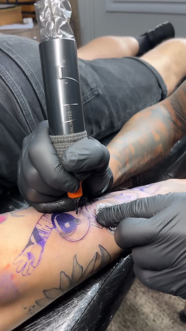 Is happening now 🔥Saturday Tattoo Session featuring @mizoink and @lezanata.ink #tattoo #niceview
