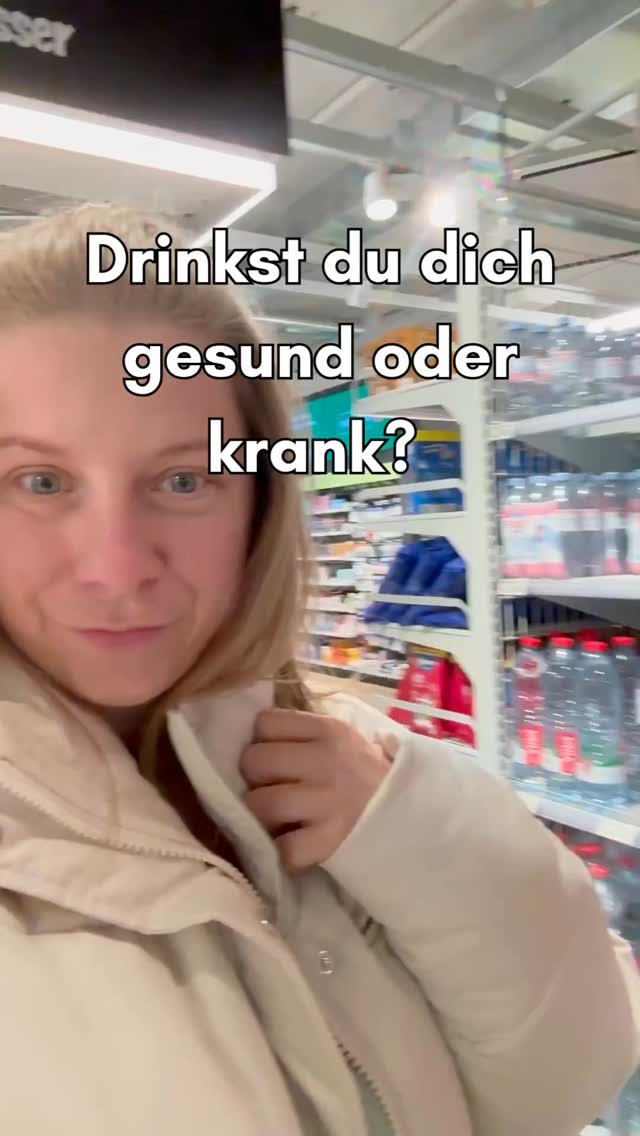 Trink dich gesund ⤵️
1️⃣ Folge @mindyourchange_by_carmen
2️⃣ Kommentiere „Wasser“,
und du erhältst mehr Infos, wie du deine Hydration ganzheitlich verbessern kannst. 🌿
Du läufst durch das Regal voller bunter Flaschen –
alles sieht erfrischend aus, verspricht Energie und Wohlbefinden.
Aber die Wahrheit?
Viele dieser Drinks sind voll mit Zucker und künstlichen Süßstoffen,
die deinen Körper langfristig aus dem Gleichgewicht bringen. 😱
Zucker versteckt sich in fast jedem „gesunden“ Getränk –
er lässt deinen Blutzucker Achterbahn fahren,
führt zu Energiecrashs, Heisshunger und chronischer Erschöpfung.
Langfristig kann er Entzündungen fördern, die Darmflora stören und Krankheiten wie Diabetes, Übergewicht oder hormonelle Dysbalancen begünstigen. 🍬
Dein Körper besteht zu rund 70 % aus Wasser –
und je älter du wirst, desto weniger effizient arbeitet deine Zellenhydrierung.
Reines Wasser ist keine Nebensache – es ist überlebenswichtig. 🌊
Findest du pures Wasser langweilig oder geschmacklos?
Dann ist das hier dein Gamechanger: 🍋
Ein paar Tropfen ätherisches Zitrusöl von doTERRA bringen Frische, Geschmack und Leichtigkeit in dein Wasser –
und unterstützen gleichzeitig deinen Säure-Basen-Haushalt.
⚠️ Wichtig: Nicht jedes ätherische Öl ist zum Trinken geeignet!
Achte unbedingt auf 100 % reine, geprüfte Qualität –
nur dann ist es sicher und wohltuend für deinen Körper. 🌸
Überdenke deine Getränkewahl –
trink nicht nur gegen den Durst, sondern für dein Wohlbefinden.
#gesundheit #ätherischeöle #wasser #health #sugar