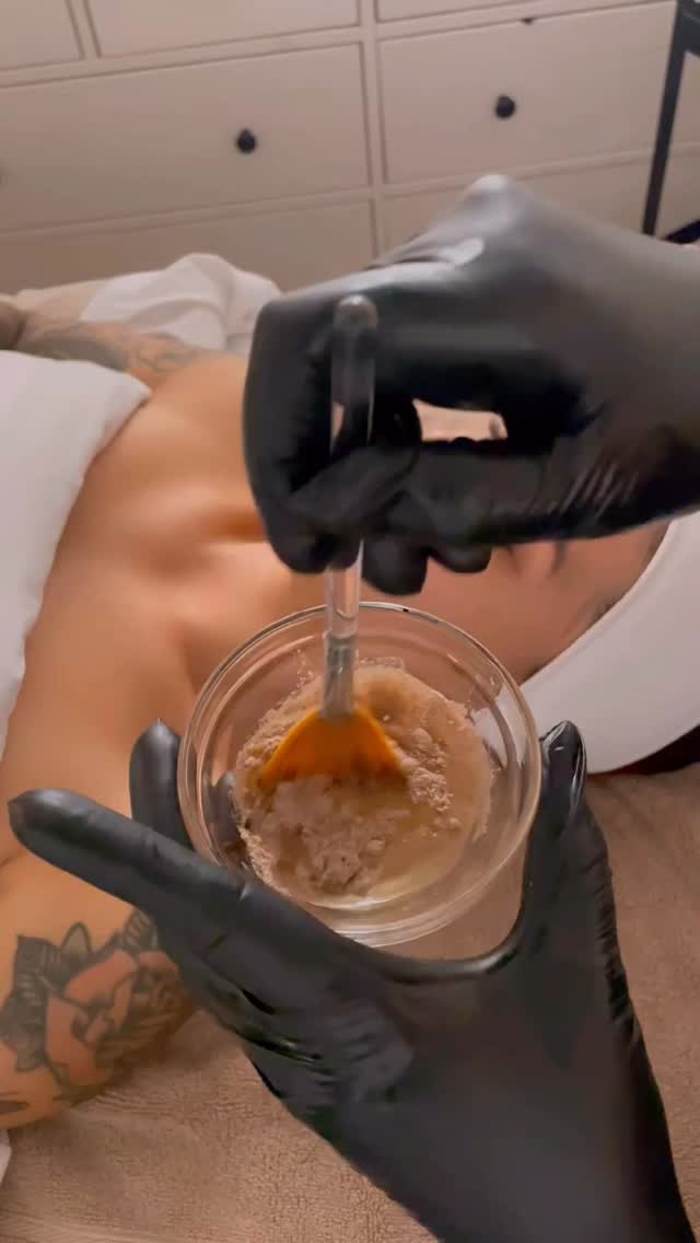 ✨Now is the perfect time to get ahead of the effects of the weather changing so you have glowing skin through the holidays!✨
#losangelesesthetician #losangelesfacial #losangelesskincare #circadiaskincare #losangelessalon