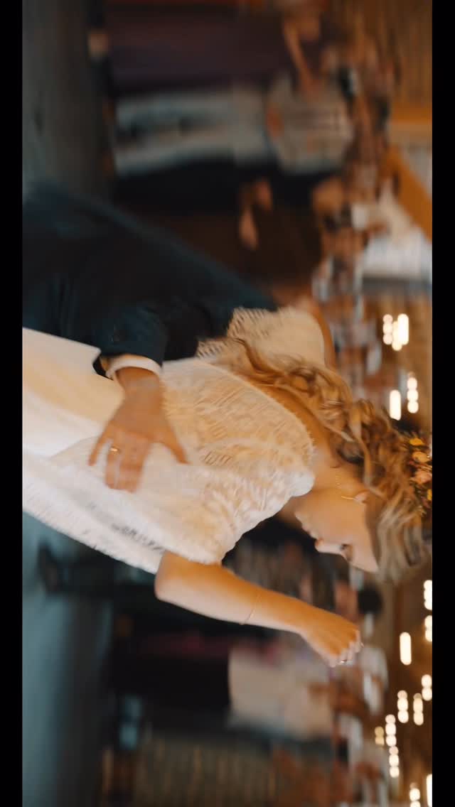Ten moment zawsze chwyta za serce 🕊️
Pierwszy taniec – punkt kulminacyjny, na który pracujemy tygodniami. Często najbardziej stresujący dla pary 🤭
Dopracowany każdy detal, a emocje jak zawsze – prawdziwe i piękne 🤍
Miejsce @ranczowdolinie_dabrowka
Film @dostojni.video
Makijaż @meggi_artist
Fryzura @hair_makeup_zosiafurmann
Suknia @cudamecyjeatelier
DJ @rustykalniartysci
Dekoracje @manufakturamarzensaras
Napisz do mnie i poznaj ofertę współpracy.
#weddingplannerpoznan #weddingplanner #dekoracjeslubne #slubpoznan #weddingplannerpolska #weselewielkopolska #dekoracjenaslub