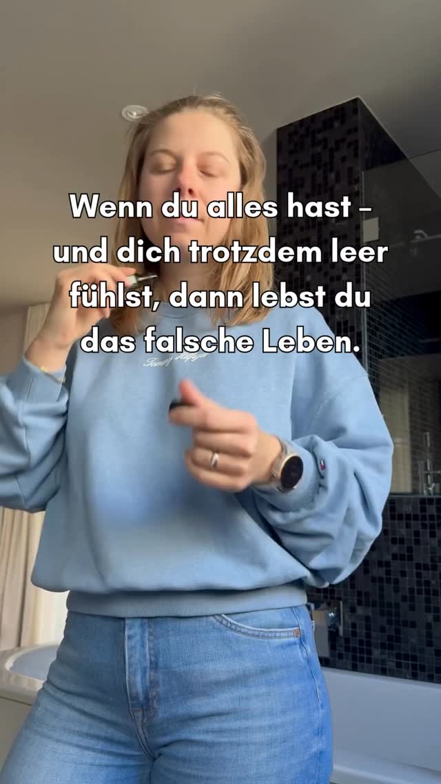 3 Schritte für dein richtiges Leben ⤵️
1️⃣ Folge @mindyourchange_by_carmen
für ehrliche Impulse zu Klarheit, Selbstwirksamkeit und Sinn.
⸻
Du hast alles, was du wolltest –
und fragst dich trotzdem, warum sich dein Leben leer anfühlt.
Das ist kein Zufall.
Das passiert, wenn du ein Leben lebst, das nicht mehr zu dir passt.
Hier sind 3 Schritte, um das zu erkennen und zu verändern 👇
1️⃣ Sehe hin, statt weiterzumachen.
Wo in deinem Alltag fühlst du dich regelmässig ausgelaugt oder leer?
Diese Momente zeigen dir, wo du gegen dich selbst lebst.
2️⃣ Erkenne deine Werte.
Notiere die 5 Dinge, die dir im Leben wirklich wichtig sind – z.B. Ehrlichkeit, Freiheit, Sinn, Wachstum, Ruhe
Dann markiere, welche du aktuell nicht lebst. Dort liegt die Diskrepanz.
3️⃣ Triff eine Entscheidung.
Wähle einen kleinen Bereich, in dem du wieder anfangen willst, nach deinen Werten zu handeln –
nicht nach Erwartungen.
Erfüllung kommt nicht, wenn du alles erreichst.
Sie kommt, wenn du dich wieder mit dem verbindest, was dich lebendig macht.
#coaching #sinn #werte