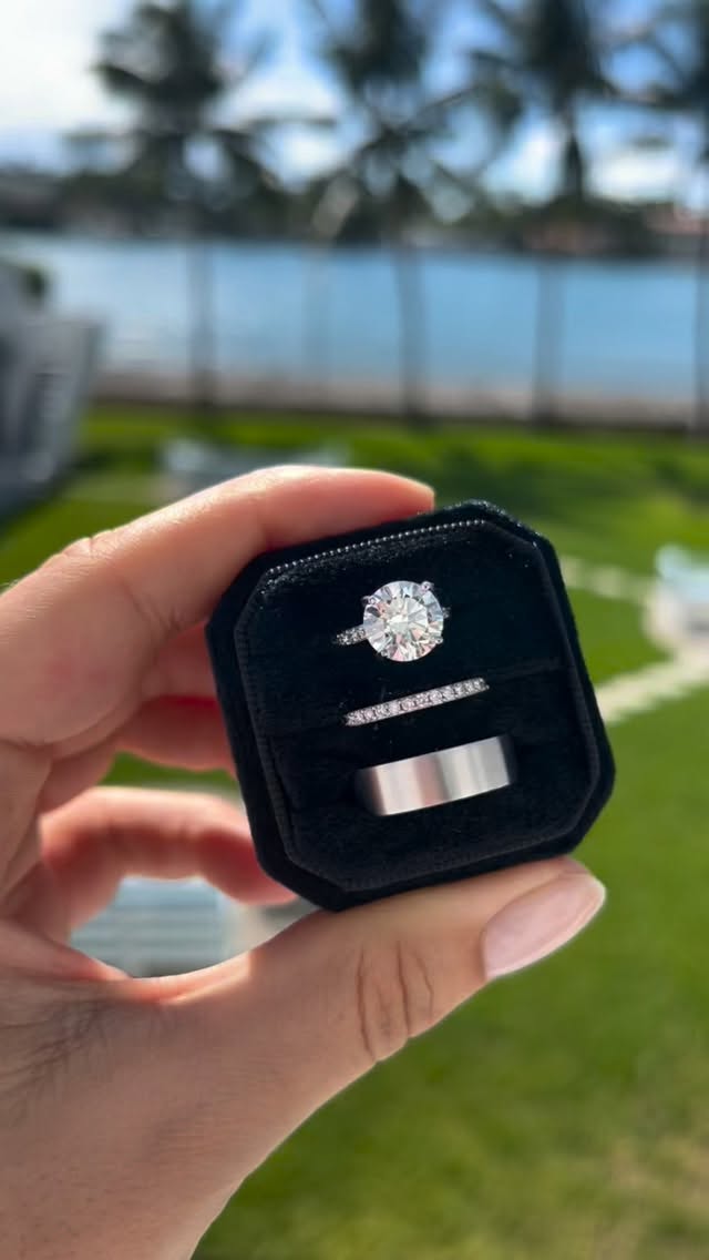 O solitário dos sonhos de toda noiva! Desenhei esse anel para ressaltar o diamante central de 3 ct. Ele tem diamantes em toda a volta do aro, acompanhando o desenho da aliança. A aliança masculina de 6 mm de largura é Comfort fit (abaloada na parte interna para ser mais anatômica). O acabamento foi fosco e ambas alianças receberam a gravação a laser interna.
Disponível sob medida