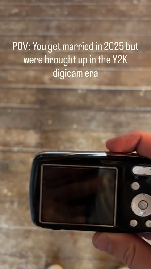 Bringing a fun flare to the classic wedding photos with the digicam
#weddingphotography #photography #digicam #Y2K